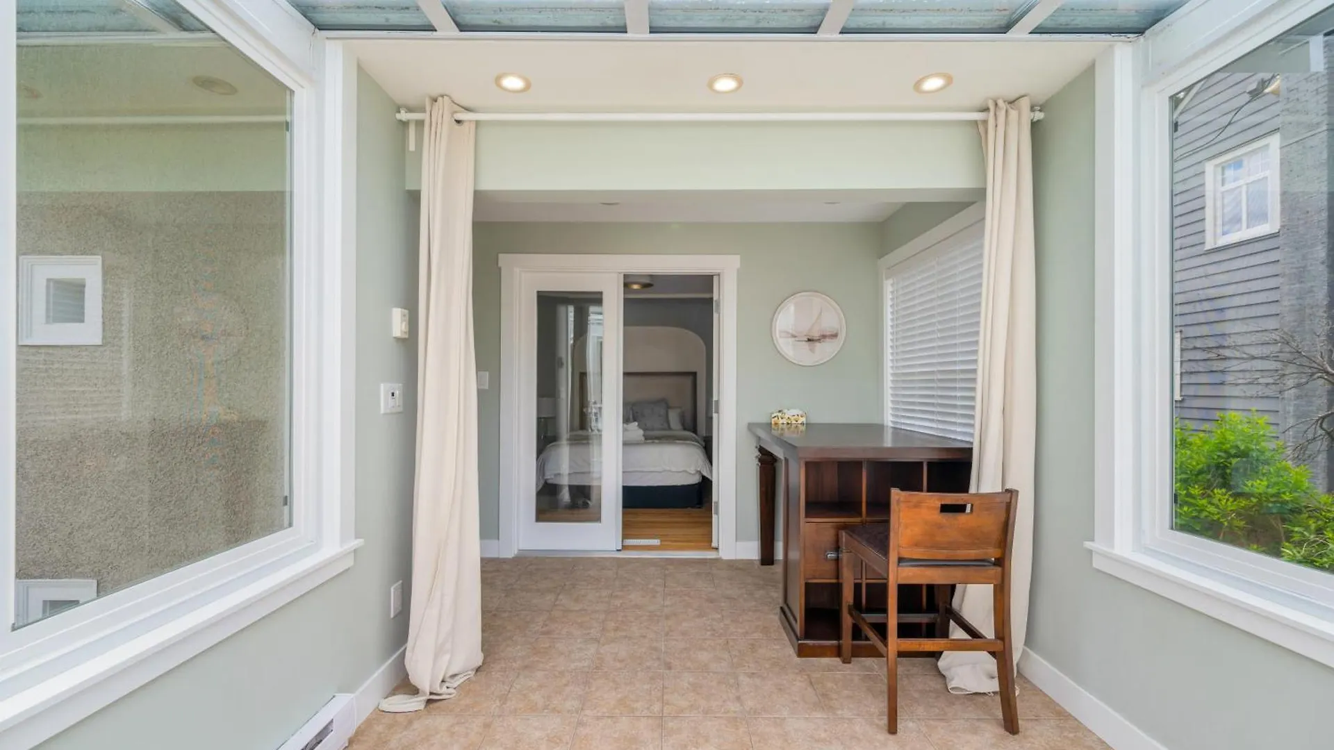 Penzion Serene Kerrisdale Retreat, Private Room With Shared Amenities Vancouver